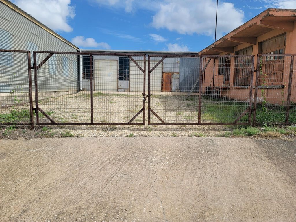 219 E 3rd ST, Taylor, TX 76574