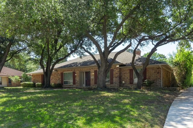 1700 Wimbleton Drive, Bedford, TX 76021
