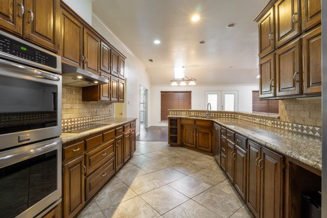 1700 Wimbleton Drive, Bedford, TX 76021