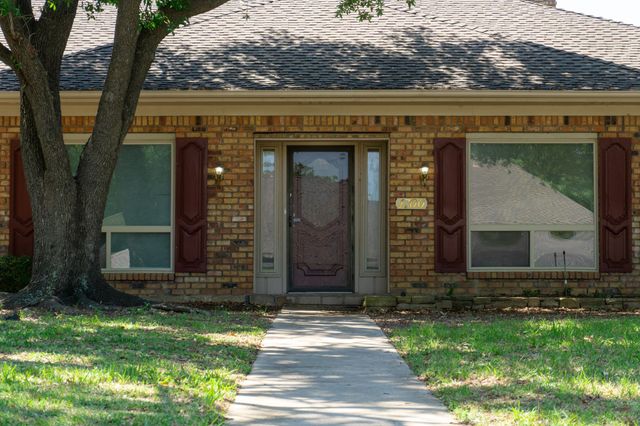 1700 Wimbleton Drive, Bedford, TX 76021