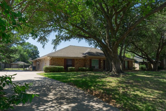1700 Wimbleton Drive, Bedford, TX 76021