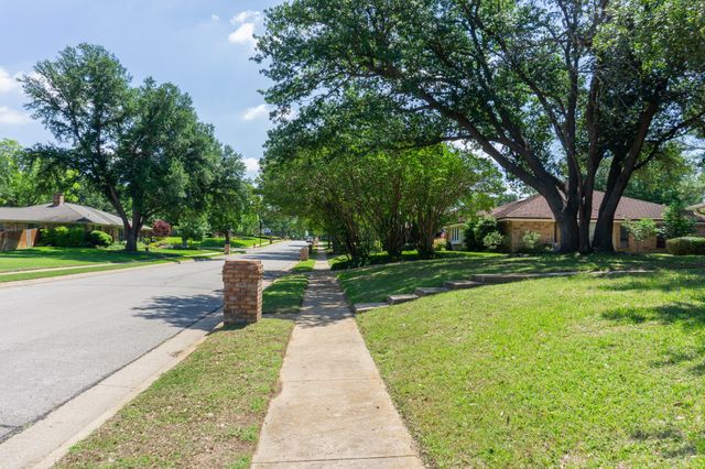 1700 Wimbleton Drive, Bedford, TX 76021