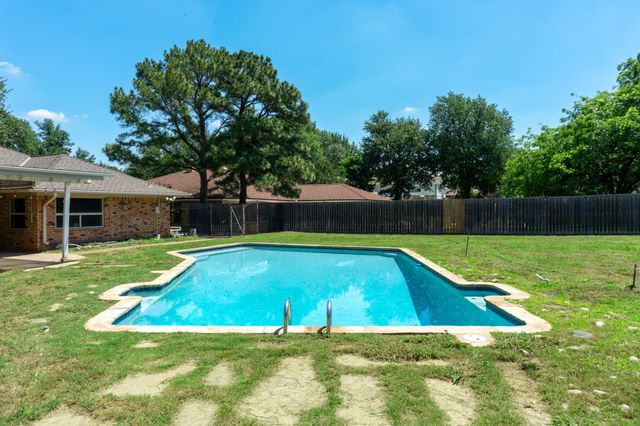 1700 Wimbleton Drive, Bedford, TX 76021