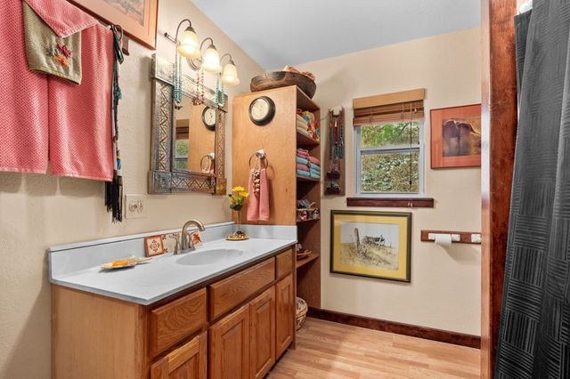 411 Valley View Dr, Pipe Creek, TX 78163