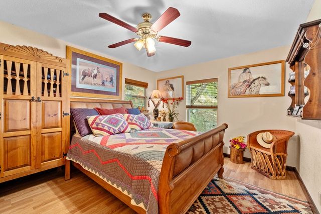 411 Valley View Dr, Pipe Creek, TX 78163