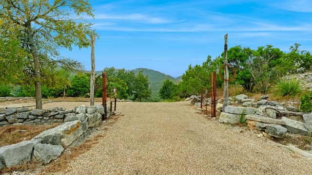 411 Valley View Dr, Pipe Creek, TX 78163