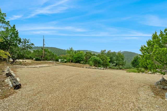 411 Valley View Dr, Pipe Creek, TX 78163