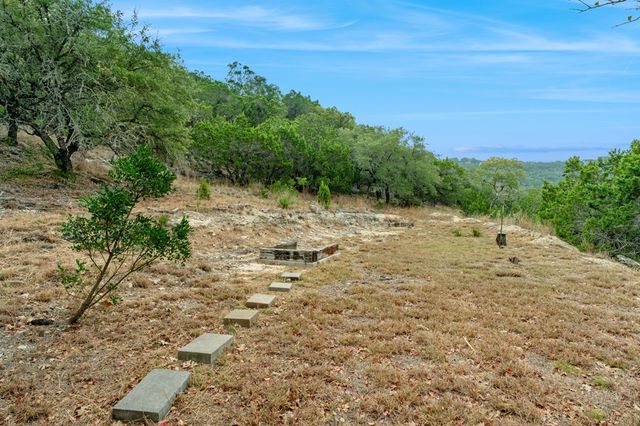 411 Valley View Dr, Pipe Creek, TX 78163