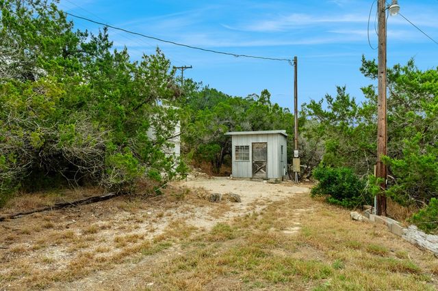 411 Valley View Dr, Pipe Creek, TX 78163