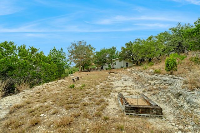 411 Valley View Dr, Pipe Creek, TX 78163