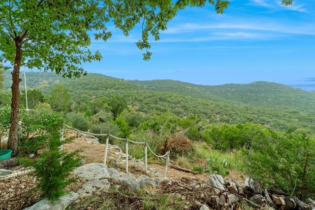 411 Valley View Dr, Pipe Creek, TX 78163