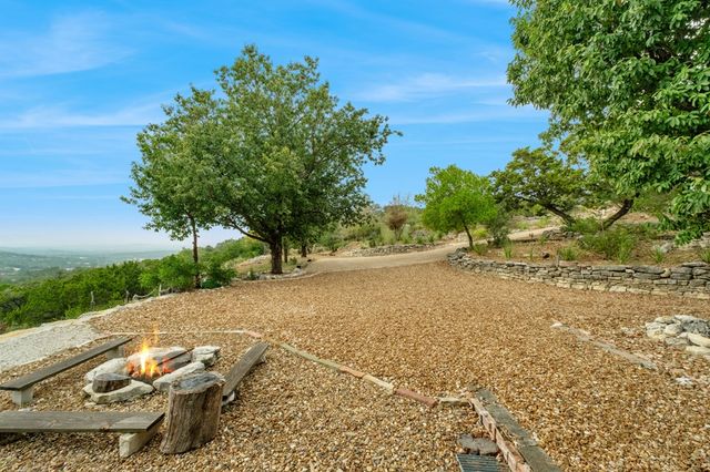 411 Valley View Dr, Pipe Creek, TX 78163