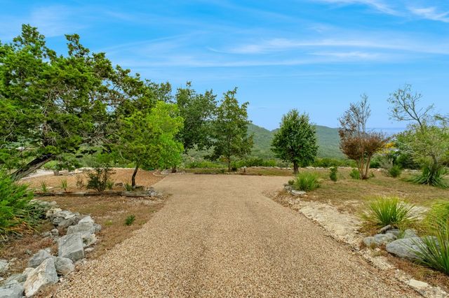 411 Valley View Dr, Pipe Creek, TX 78163