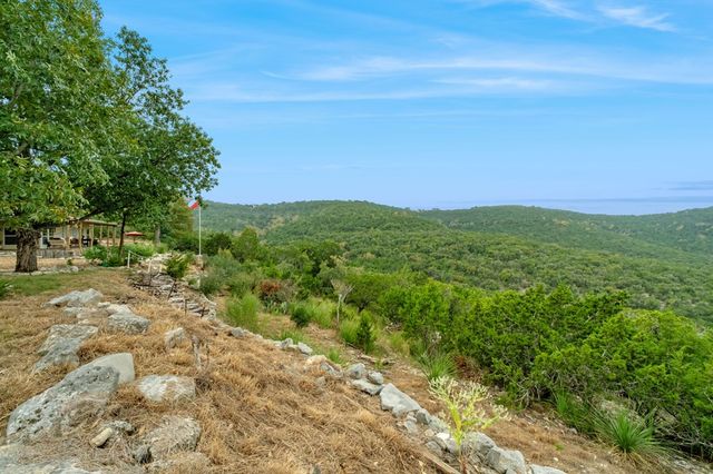 411 Valley View Dr, Pipe Creek, TX 78163