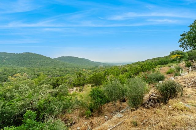 411 Valley View Dr, Pipe Creek, TX 78163