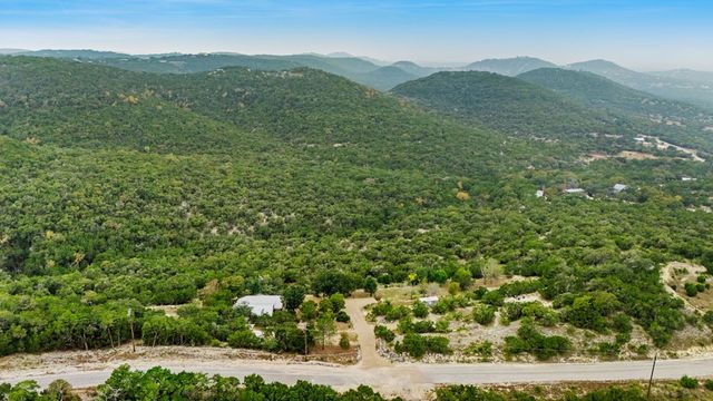411 Valley View Dr, Pipe Creek, TX 78163