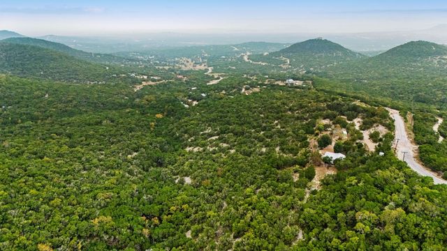 411 Valley View Dr, Pipe Creek, TX 78163