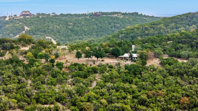 411 Valley View Dr, Pipe Creek, TX 78163
