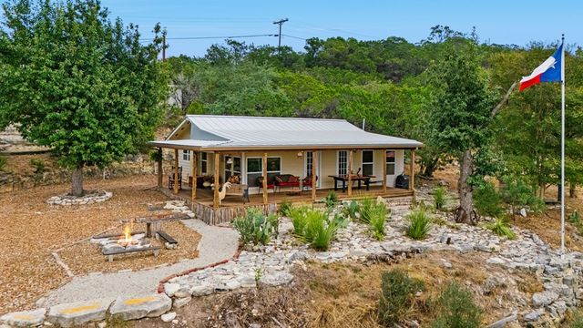 411 Valley View Dr, Pipe Creek, TX 78163