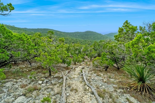 411 Valley View Dr, Pipe Creek, TX 78163