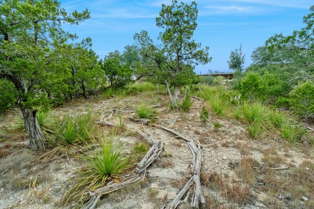 411 Valley View Dr, Pipe Creek, TX 78163