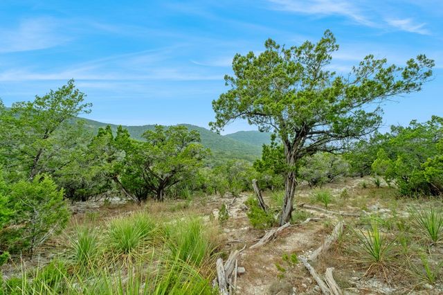 411 Valley View Dr, Pipe Creek, TX 78163