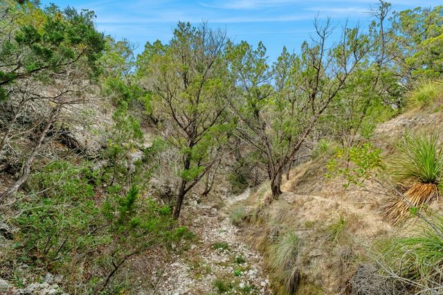 411 Valley View Dr, Pipe Creek, TX 78163