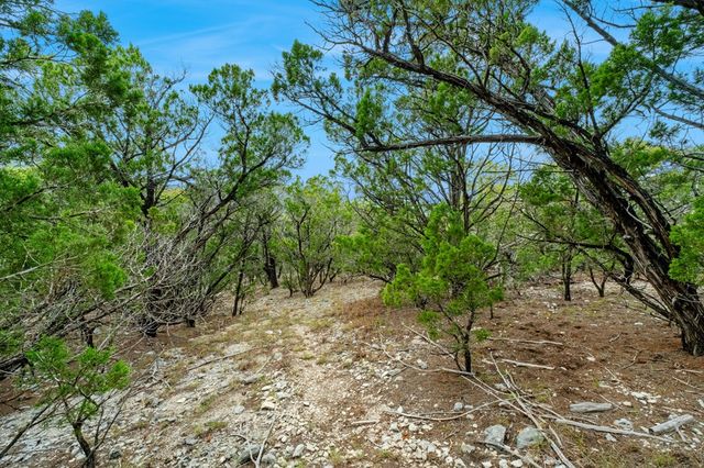 411 Valley View Dr, Pipe Creek, TX 78163