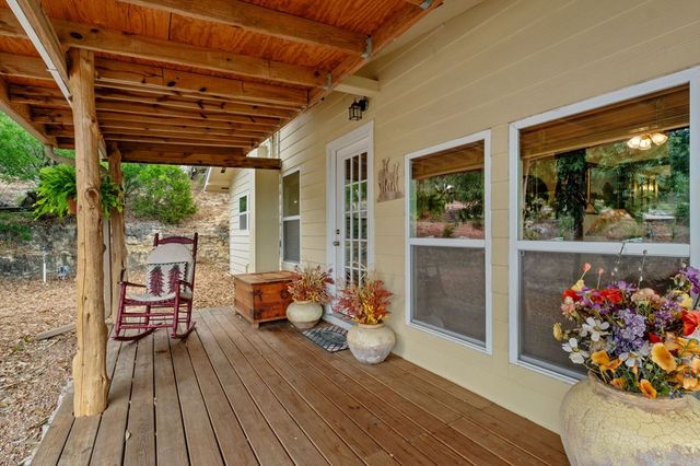 411 Valley View Dr, Pipe Creek, TX 78163