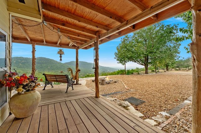 411 Valley View Dr, Pipe Creek, TX 78163