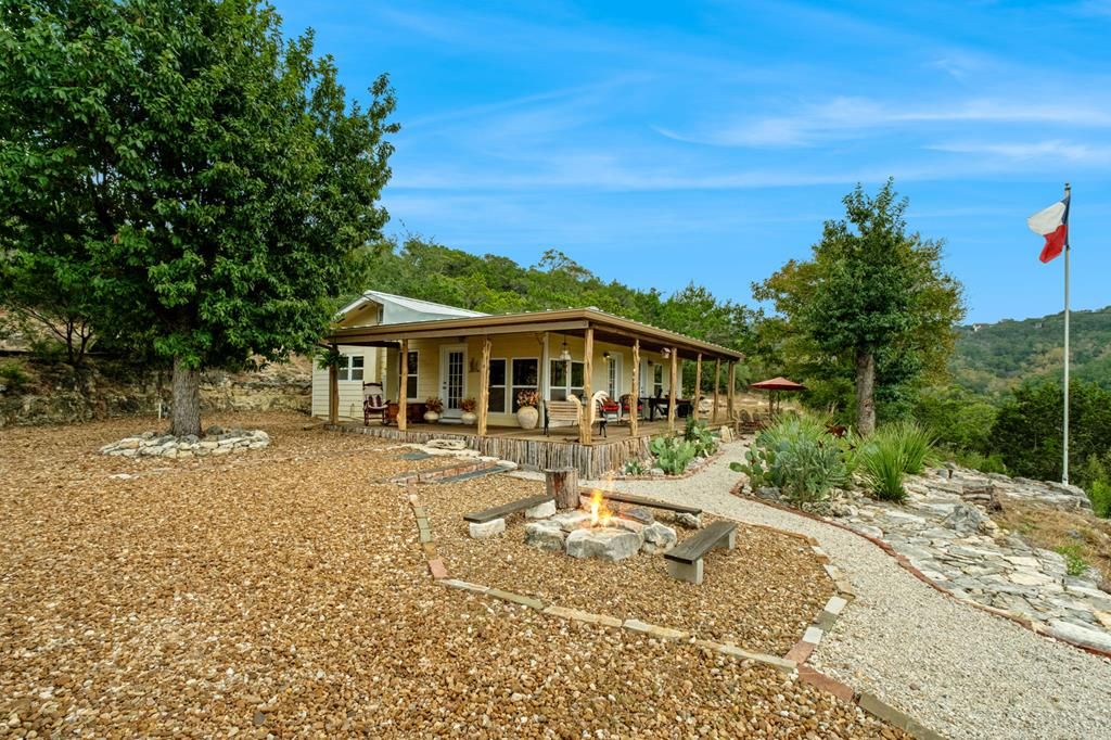 411 Valley View Dr, Pipe Creek, TX 78163