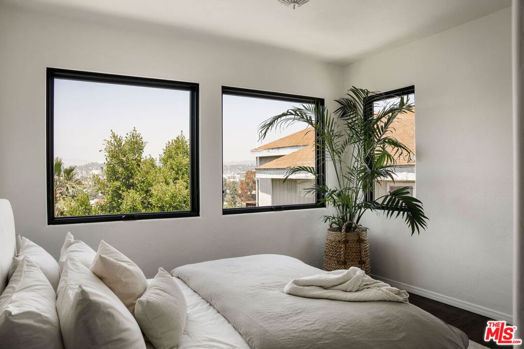 Image 14 of property listing at 2558 Corralitas Drive, Los Angeles, CA 90039