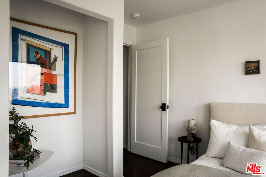 Image 16 of property listing at 2558 Corralitas Drive, Los Angeles, CA 90039