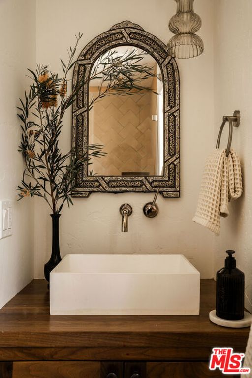 Image 17 of property listing at 2558 Corralitas Drive, Los Angeles, CA 90039