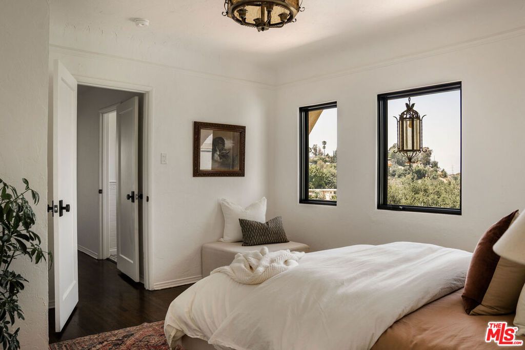 Image 21 of property listing at 2558 Corralitas Drive, Los Angeles, CA 90039