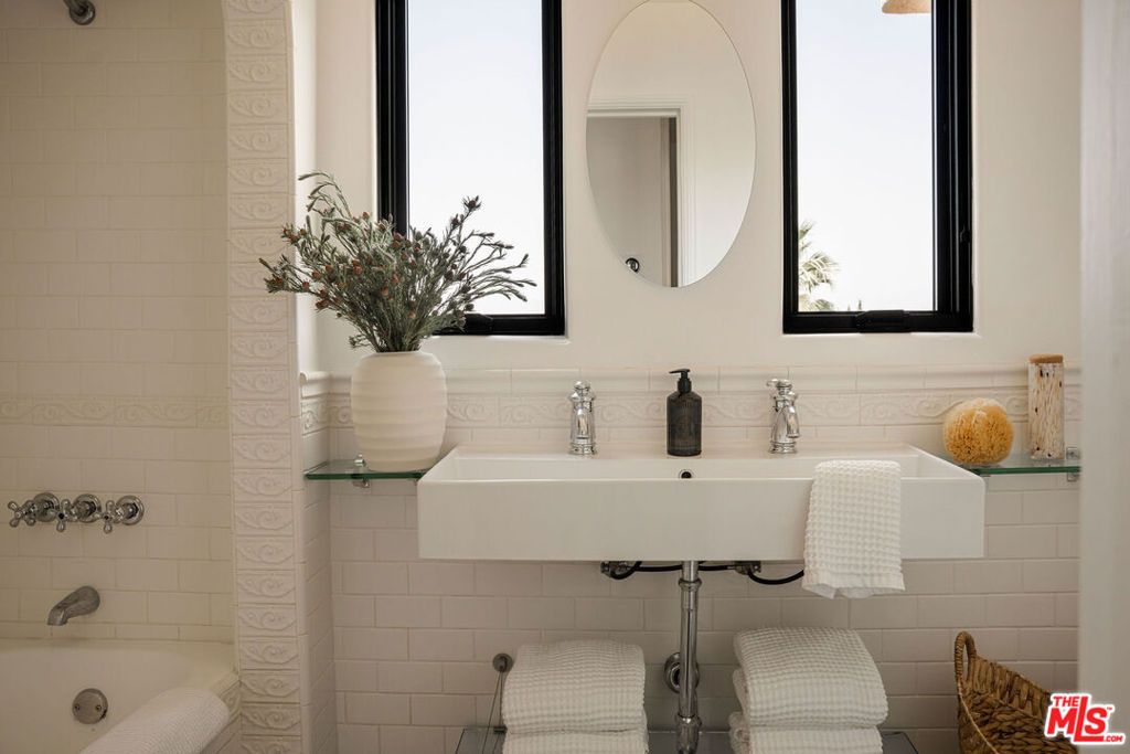 Image 24 of property listing at 2558 Corralitas Drive, Los Angeles, CA 90039