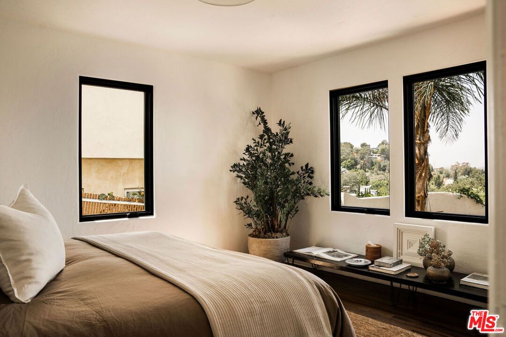 Image 26 of property listing at 2558 Corralitas Drive, Los Angeles, CA 90039