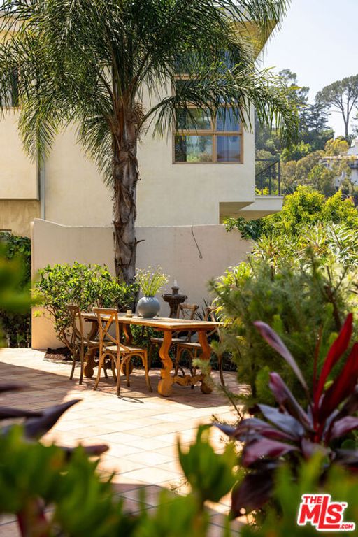 Image 31 of property listing at 2558 Corralitas Drive, Los Angeles, CA 90039