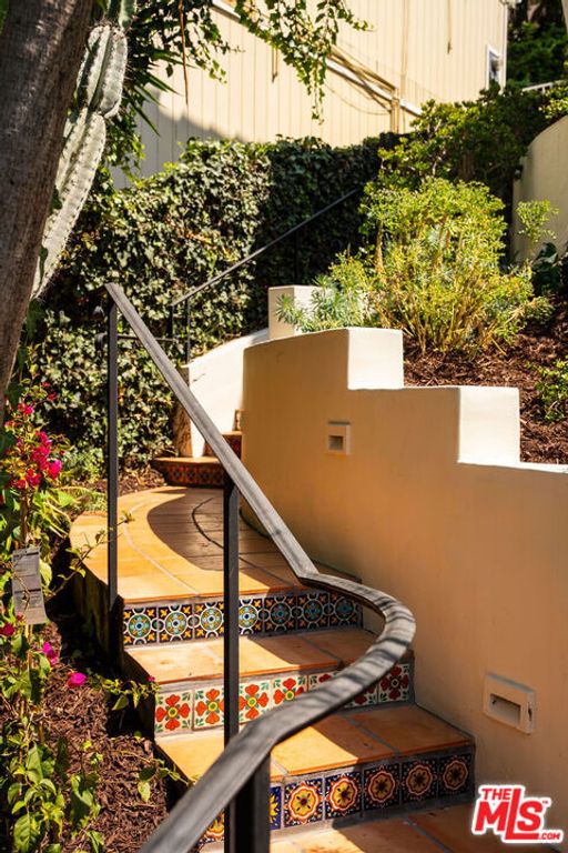 Image 33 of property listing at 2558 Corralitas Drive, Los Angeles, CA 90039