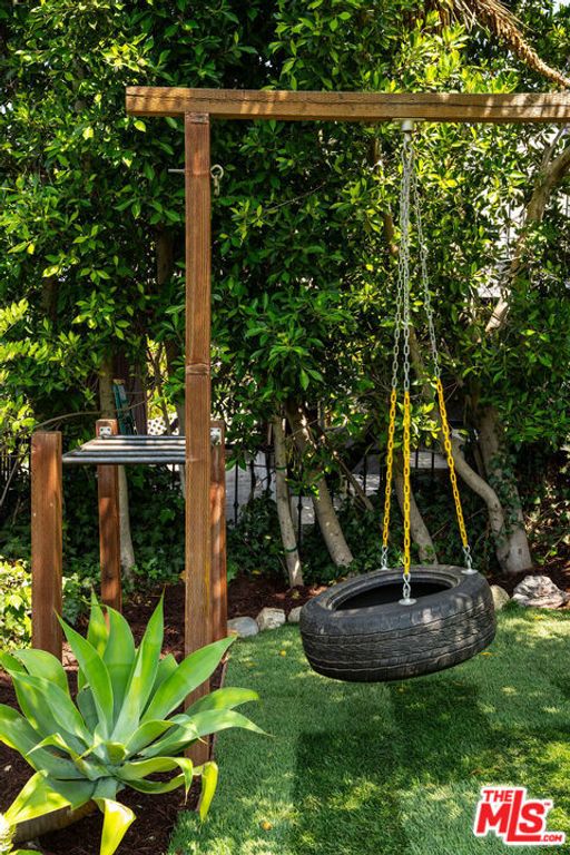Image 36 of property listing at 2558 Corralitas Drive, Los Angeles, CA 90039