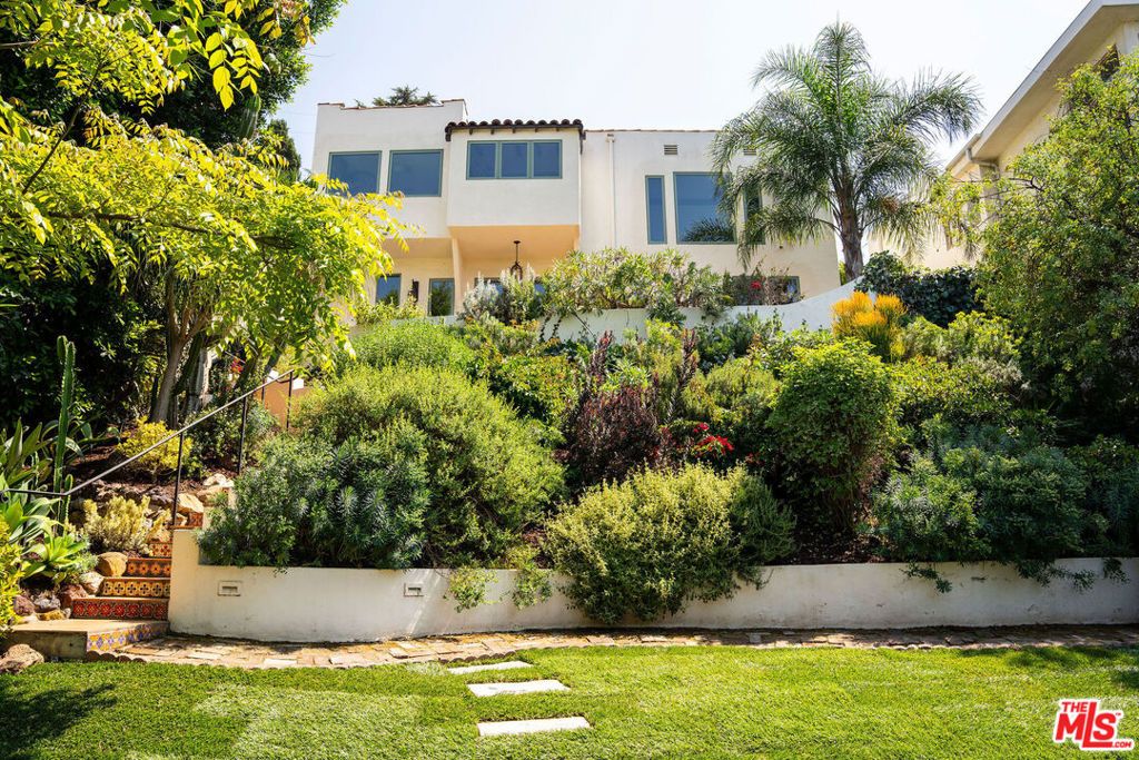 Image 4 of property listing at 2558 Corralitas Drive, Los Angeles, CA 90039