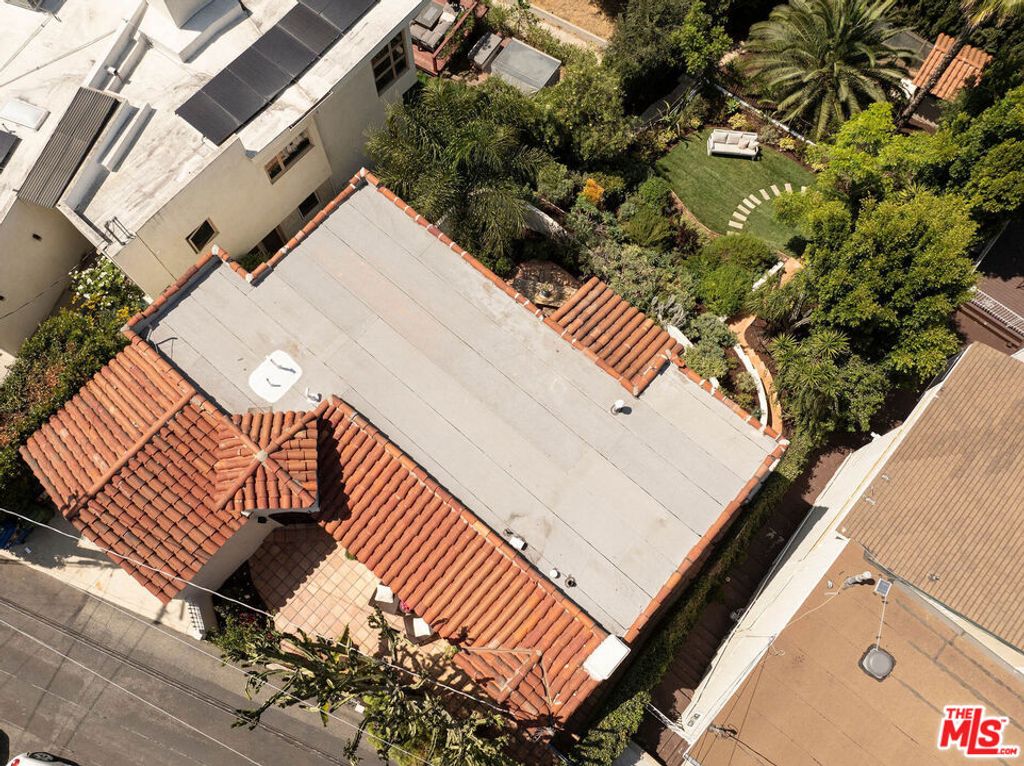 Image 42 of property listing at 2558 Corralitas Drive, Los Angeles, CA 90039