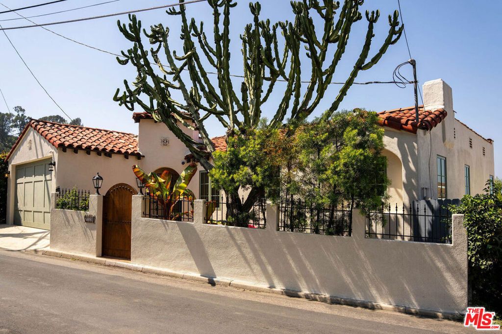 Image 44 of property listing at 2558 Corralitas Drive, Los Angeles, CA 90039