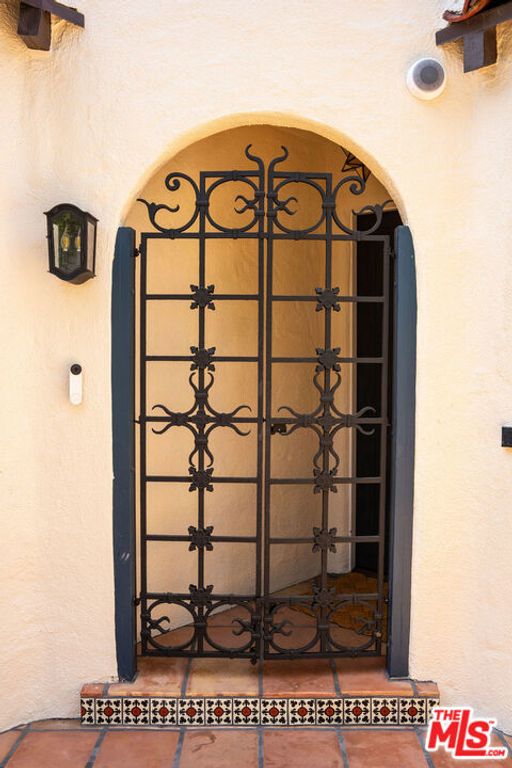 Image 5 of property listing at 2558 Corralitas Drive, Los Angeles, CA 90039
