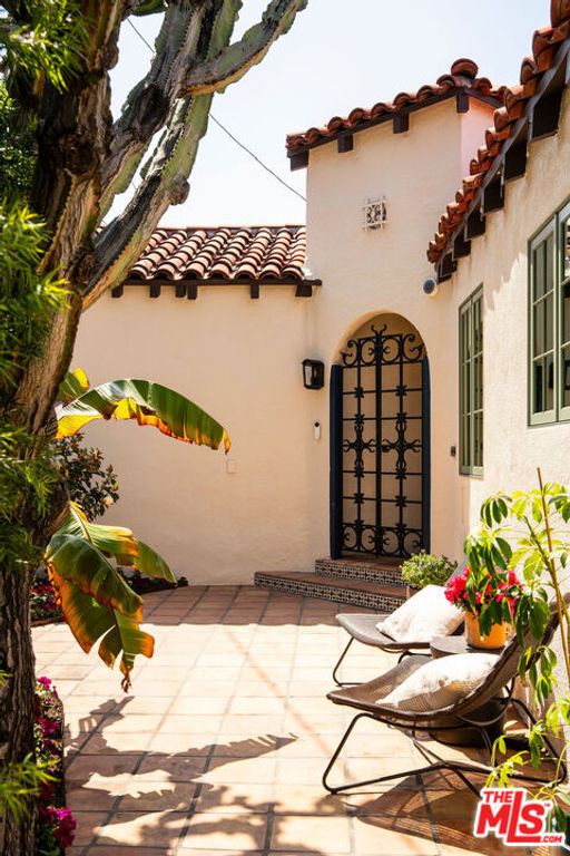Image 6 of property listing at 2558 Corralitas Drive, Los Angeles, CA 90039