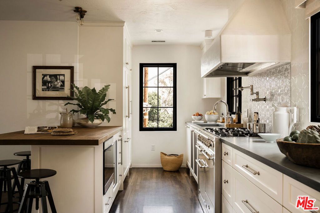 Image 8 of property listing at 2558 Corralitas Drive, Los Angeles, CA 90039