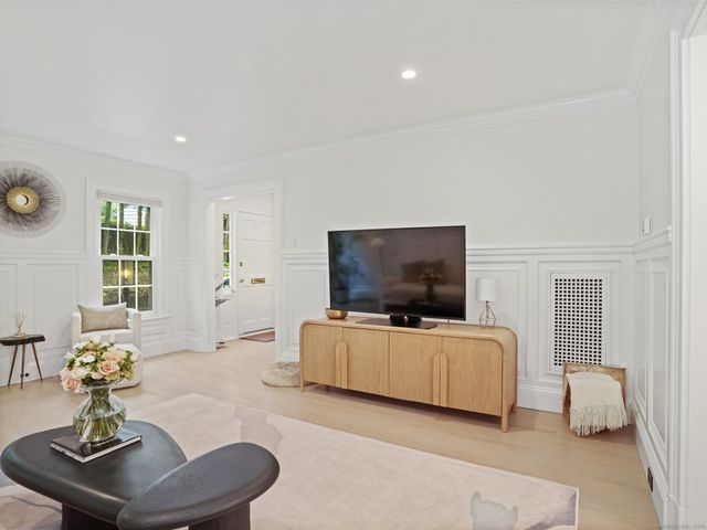 253 New Norwalk Road 5, New Canaan, CT 06840