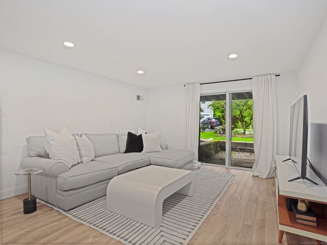 253 New Norwalk Road 5, New Canaan, CT 06840