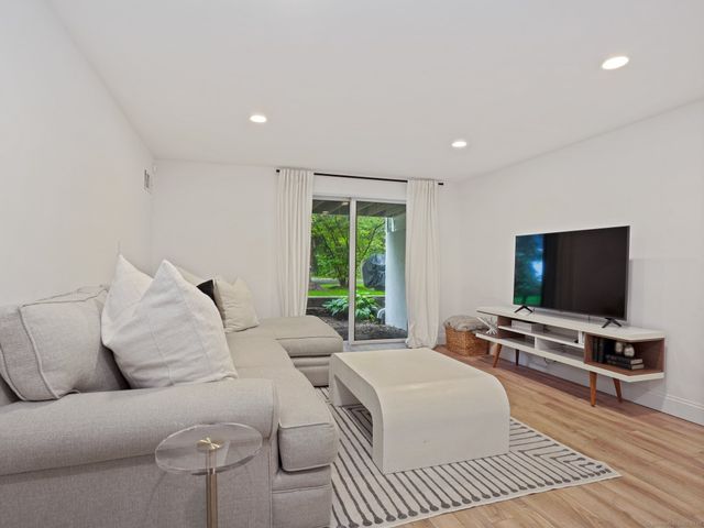 253 New Norwalk Road 5, New Canaan, CT 06840