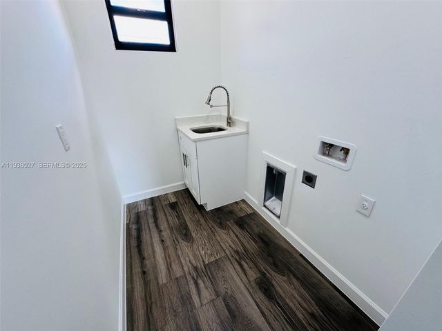 1924 NE 14th PL, Cape Coral, FL 33909